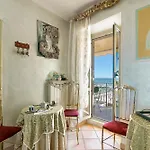 فندق مبيت وإفطار B&B Da Giueli Rooms On The Seafront 3*