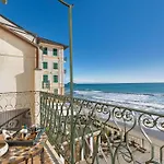 فندق مبيت وإفطار B&B Da Giueli Rooms On The Seafront 3*