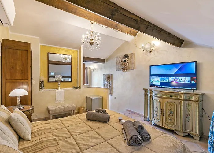 Da Giueli On The Seafront